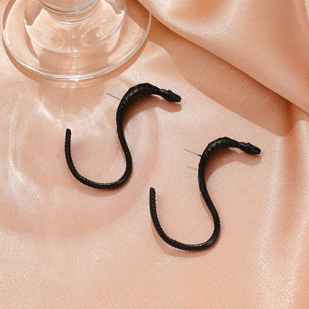 Antique Metal Snake-shaped Earrings In Europe And America
