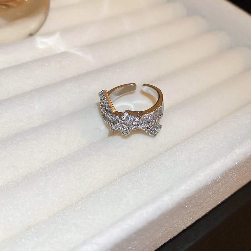 Light Luxury Zircon Retro Intersection
