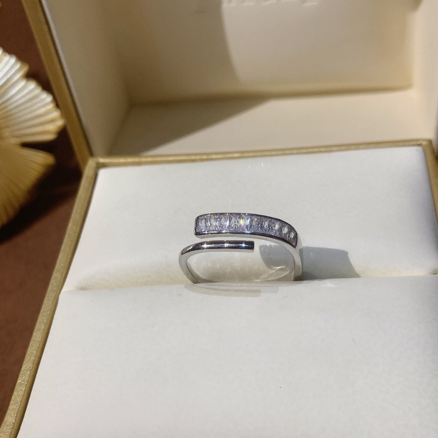 Light Luxury Zircon Retro Intersection