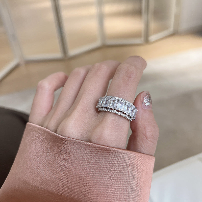 Light Luxury Zircon Retro Intersection